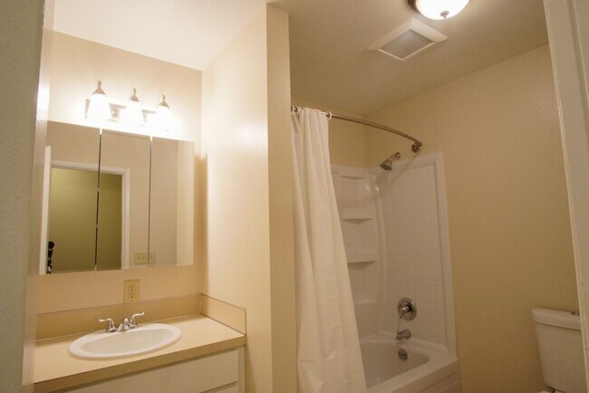 Building Photo - Close-in SE: Garden Level 1 Bdr w/ DW, Pri...