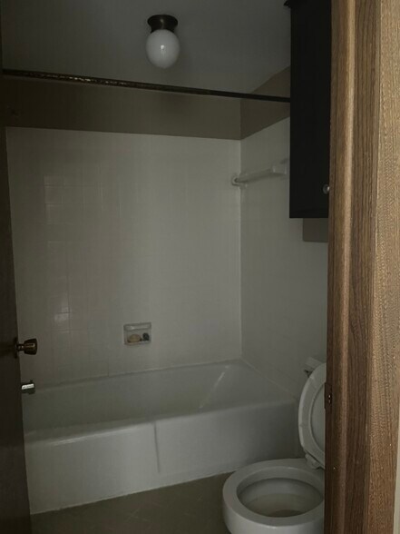 Shower / Tub / Toilet - 709 11th Ave S