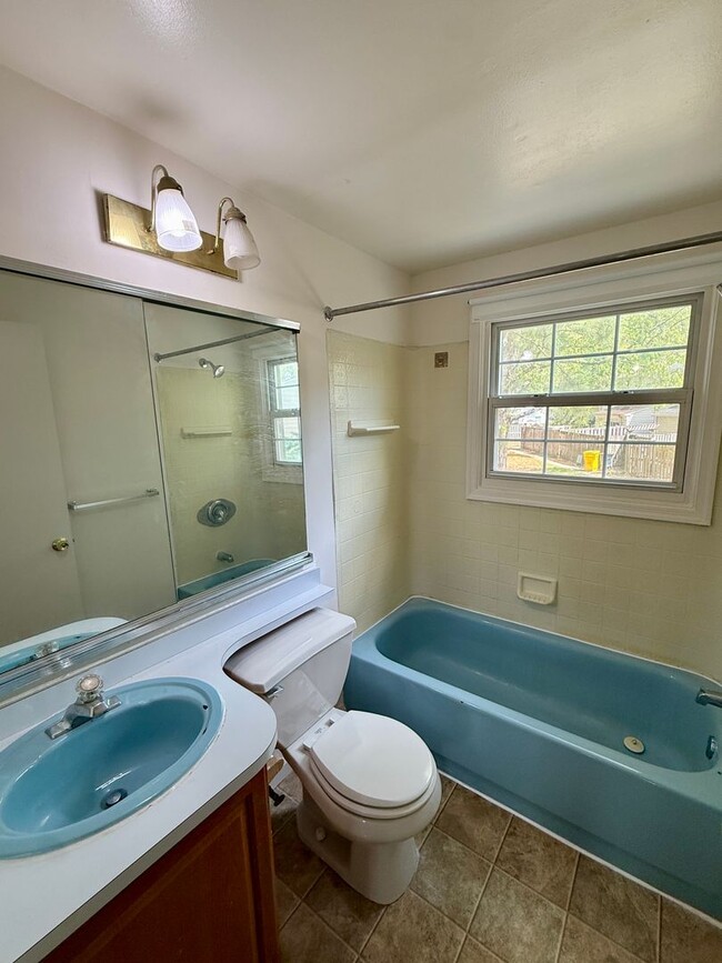 Building Photo - Olde Crofton Charm! Two Bedroom Townhome