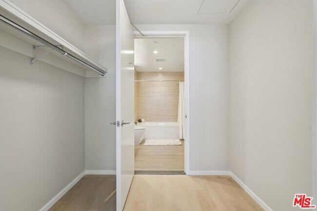 Building Photo - 877 Francisco St