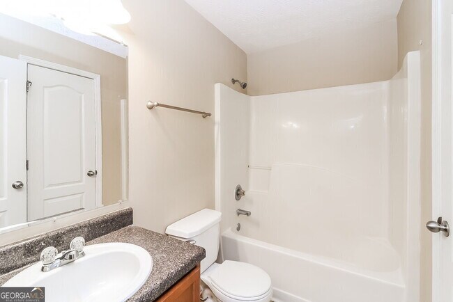 Building Photo - 4560 Ferncrest Pl
