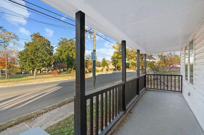 Building Photo - 1310 Oakwood Ave