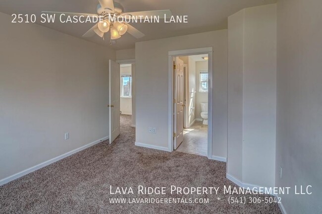 Building Photo - 2510 SW Cascade Mountain Ln