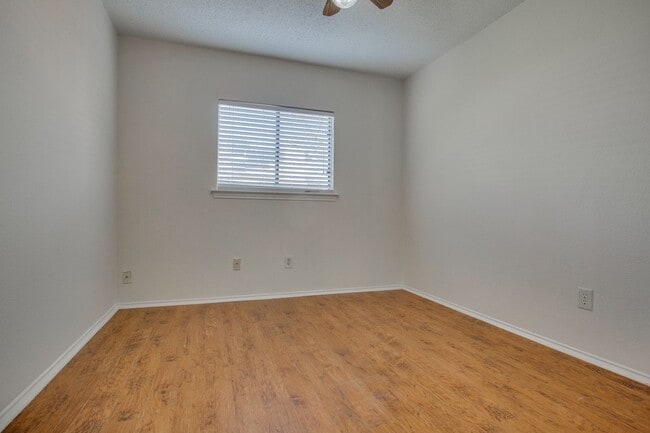 Building Photo - 9805 Briar Ridge Dr