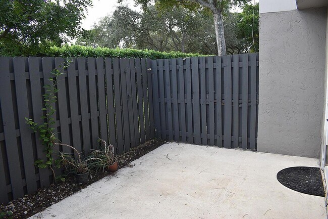 Building Photo - 905 Riverside Dr