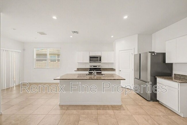 Building Photo - 1566 E Fletcher Dr