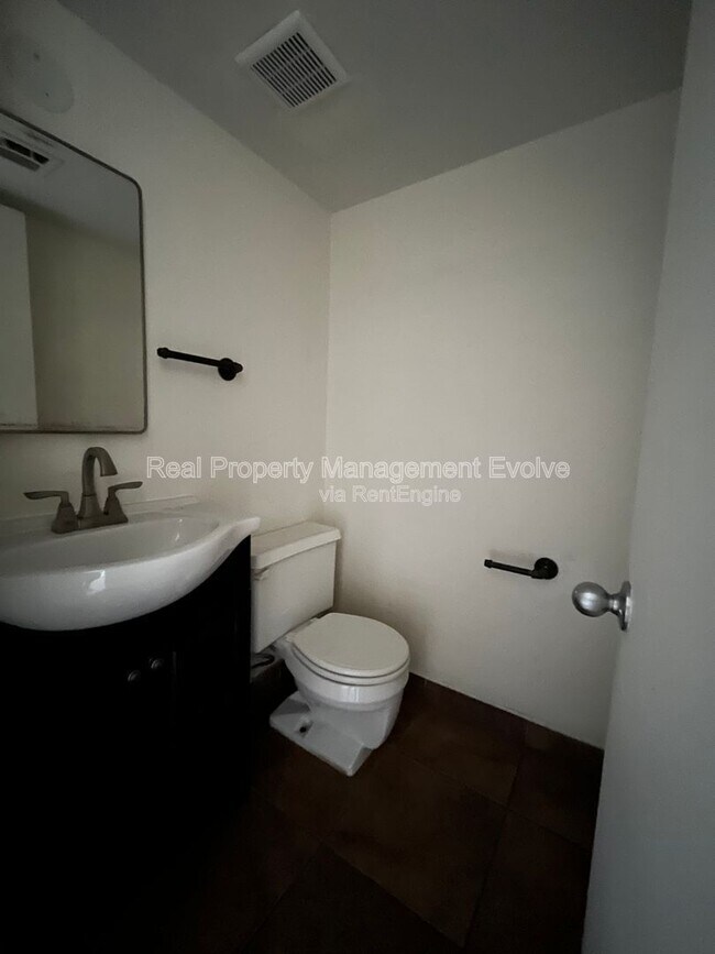Building Photo - 6565 N 19th Ave