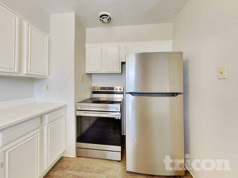 Building Photo - 1370 University Terrace