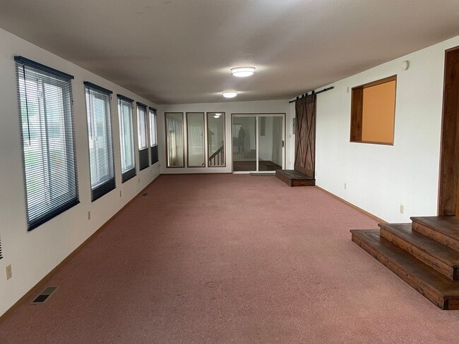 Building Photo - Lakefront Living In McConihe Flats!!