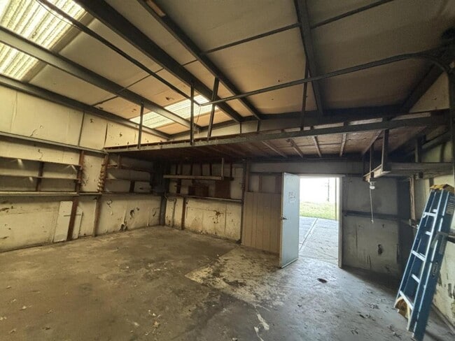 Building Photo - 806 N Capelle St