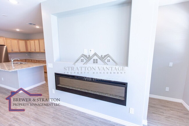 Building Photo - 15243 W Latham St