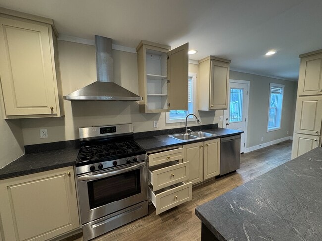 Building Photo - 48599 Lakeview E