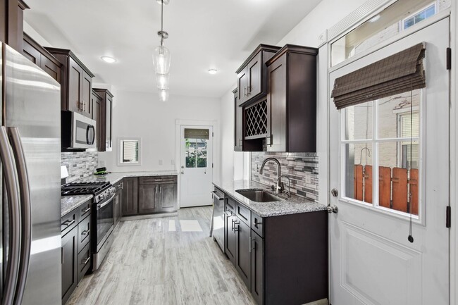 Building Photo - Beautiful 3BR 1.5 Townhouse in North East Lancaster City!