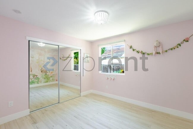 Building Photo - Unit