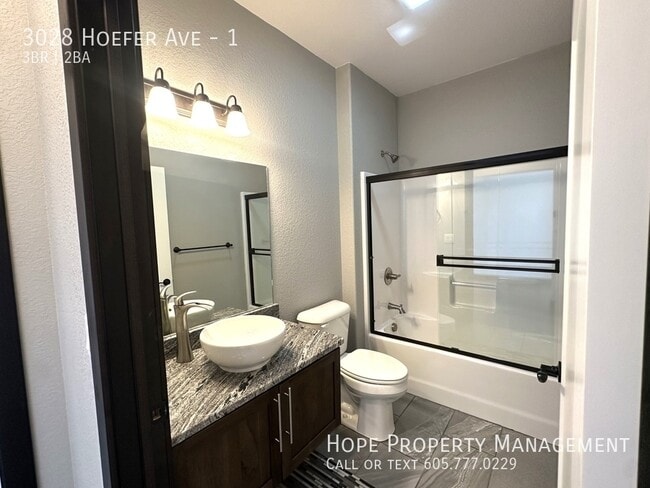 Building Photo - 3028 Hoefer Ave