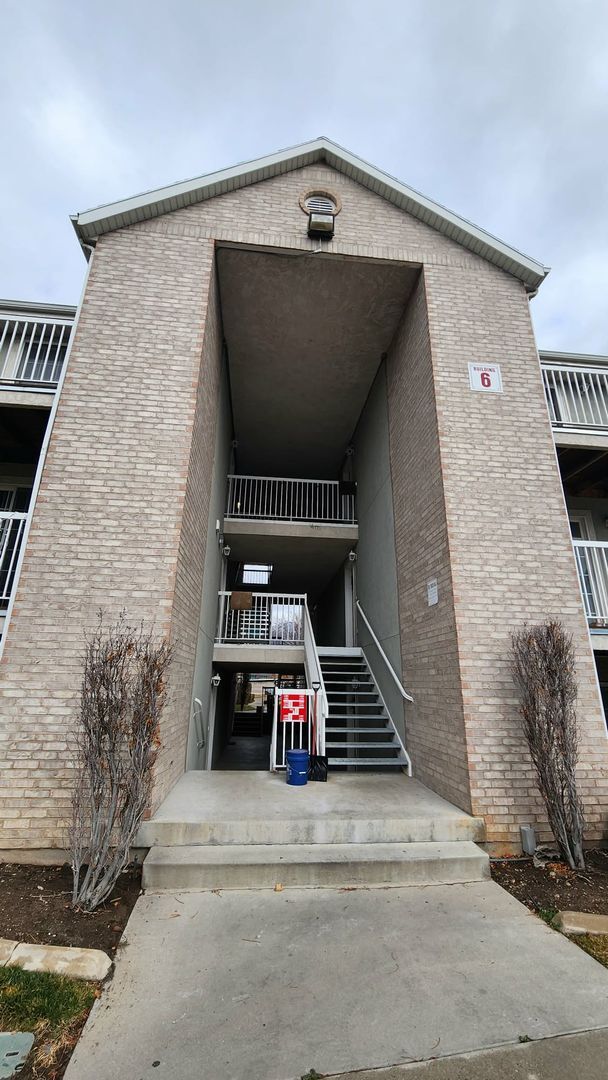 Building Photo - Lau