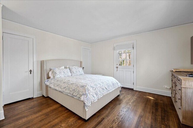 Building Photo - Manor Woods 5 Bedroom 2.5 Bathroom Colonial Home