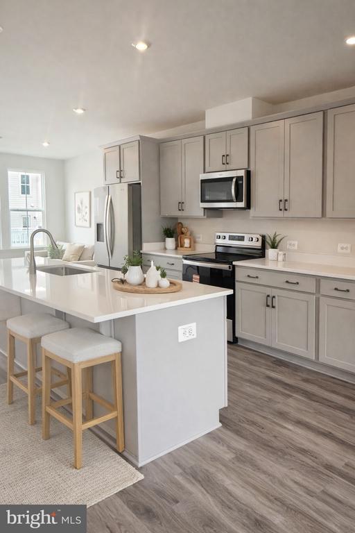 Building Photo - 10165 Queens Wy