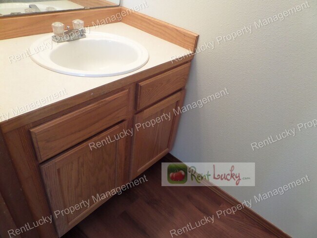 Building Photo - Fabulous 2-Bedroom Duplex w/Attached Garag...