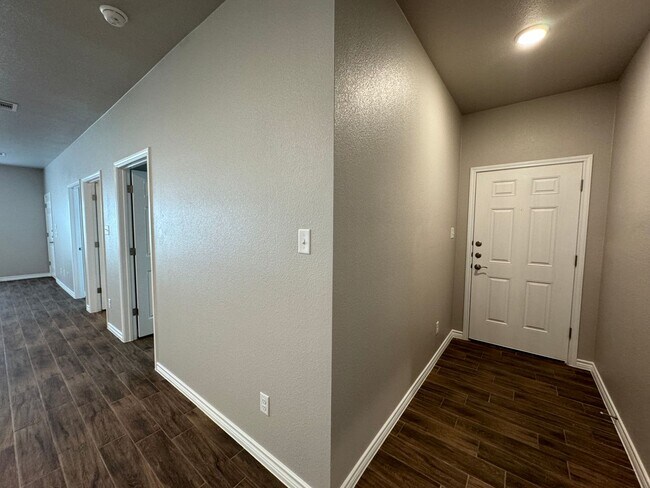 Building Photo - 5403 Rose Gdn Lp