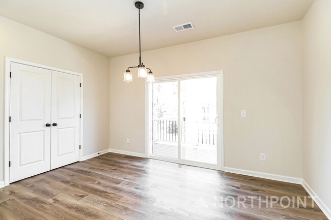 Building Photo - Beautiful 3BR 3.5BA Townhome w/ Full Appliance Kitchen Garage Parking in University