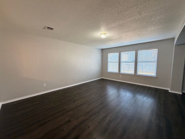 Building Photo - NICE 4 BEDROOM WITH EASY ACCESS TO LACKLAND AFB, SHOPPING, & SEA WORLD