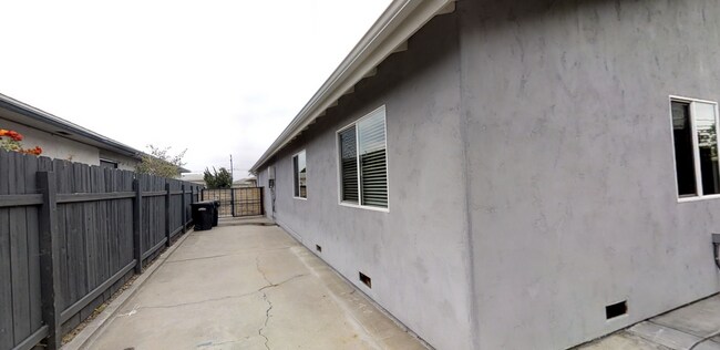 Building Photo - 5578 Mary Ln Dr