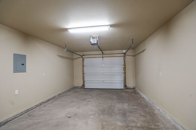 Building Photo - Cozy 3 Bed 2 Bath You've Been Looking For!