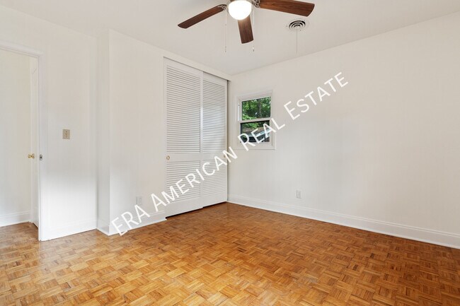 Building Photo - 305 Meggs Dr NE