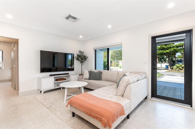 Building Photo - 1604 NE 16th Ave