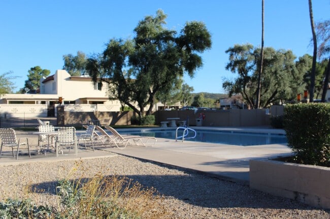 Building Photo - Moon Valley Townhouse at 7th and T-Bird!