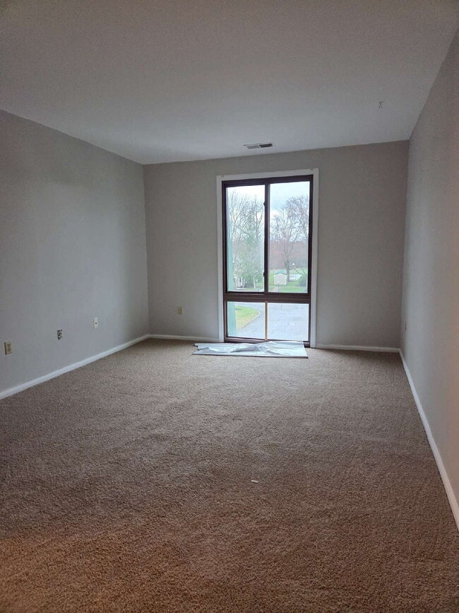 Building Photo - "Charming 2-Bedroom Condo Retreat in the Heart of Hagerstown!"