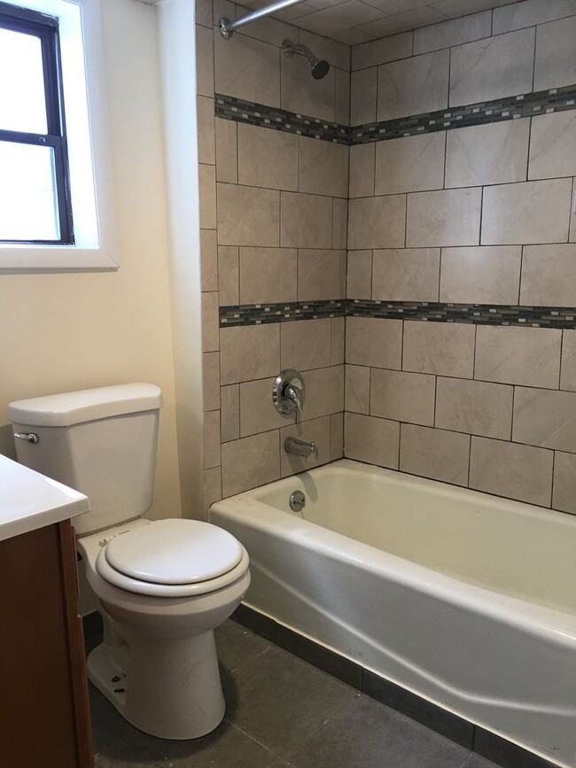 Building Photo - 684 N 5th St