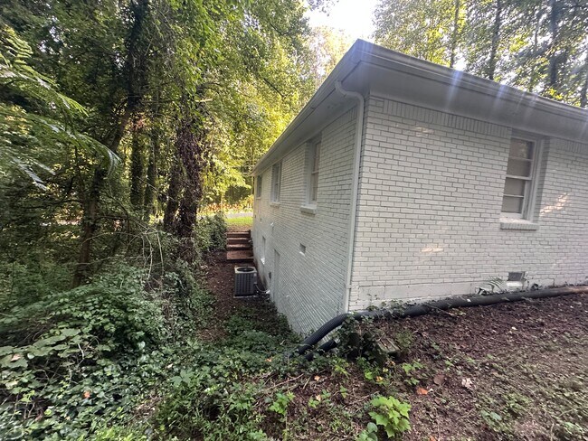 Building Photo - 400 Greenhill Way SW