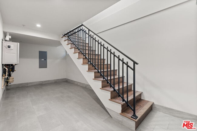 Building Photo - 1153 Beachwood Dr