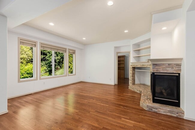 Building Photo - Elegant Redmond Retreat | 4 Bed + 2 Offices | Prime Cul-de-Sac Location