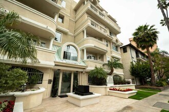Building Photo - 114 North Doheny Drive