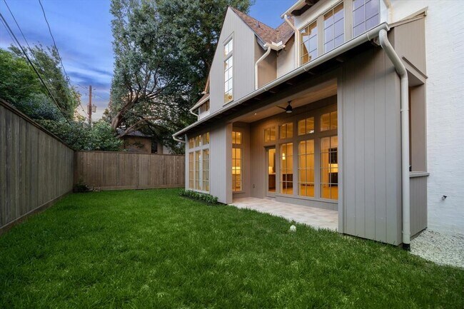 Building Photo - 2214 Bartlett St