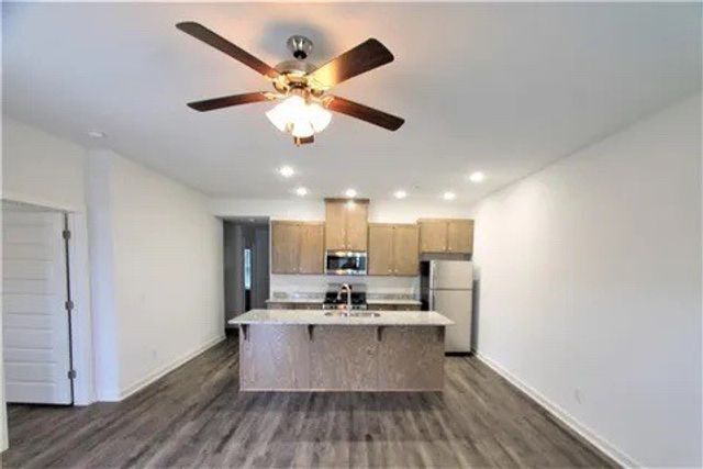 Building Photo - 637 Hidden Springs Dr