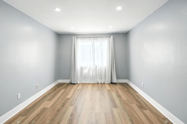 Building Photo - Charming 2BR + 1BA Condo in Tarzana availa...
