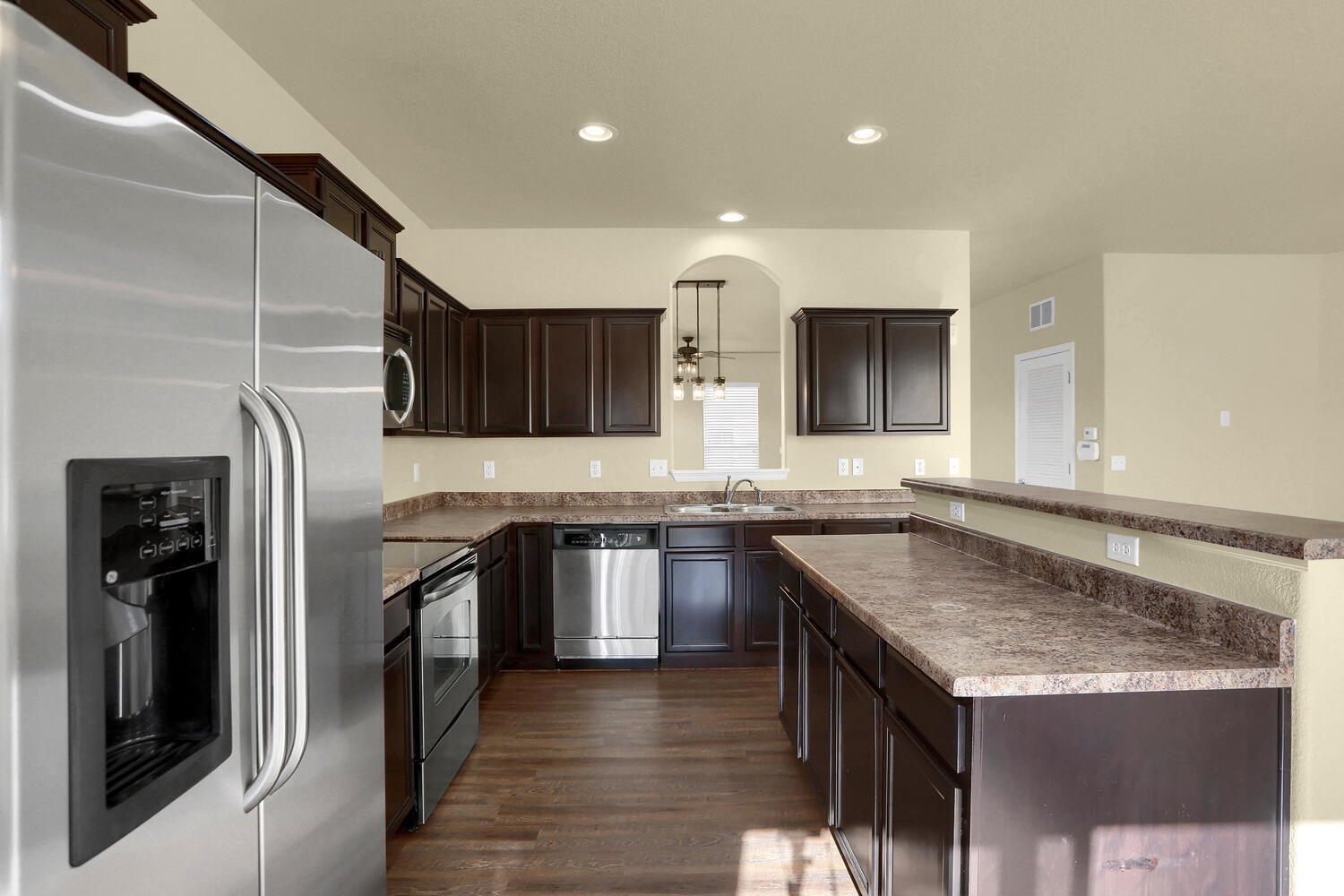 Building Photo - Open Concept Townhome in Excellent Conditi...