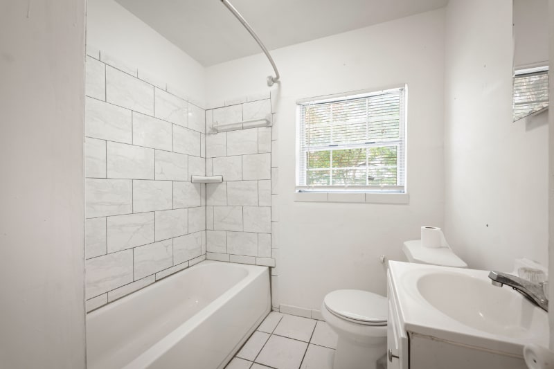 Building Photo - 1025 W 25th St