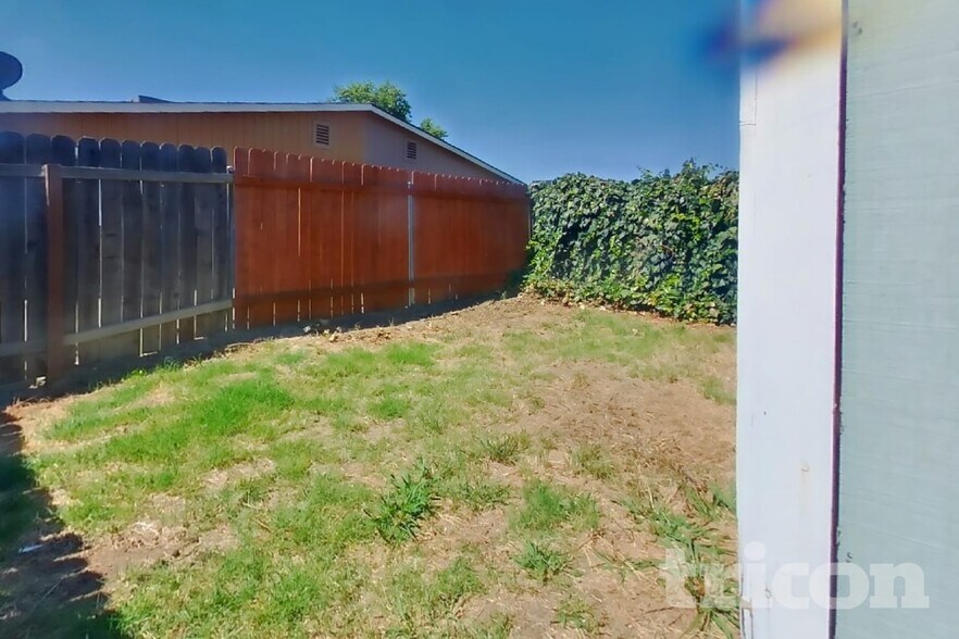 Building Photo - 6644 Hometown Way