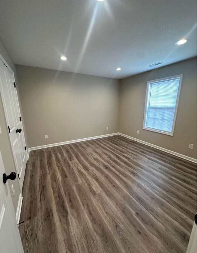 Building Photo - 406 B Sanderson Dr
