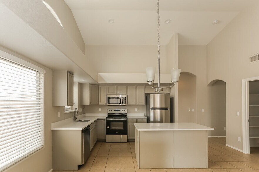Building Photo - 8218 S Jenna Ln