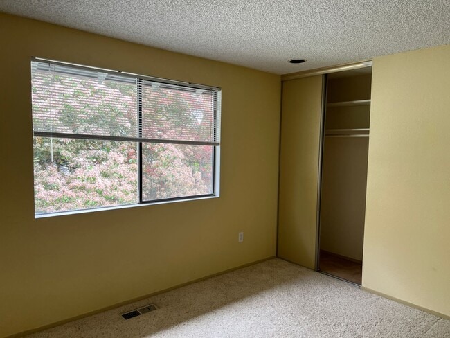Building Photo - Private access to Lake Sammamish house