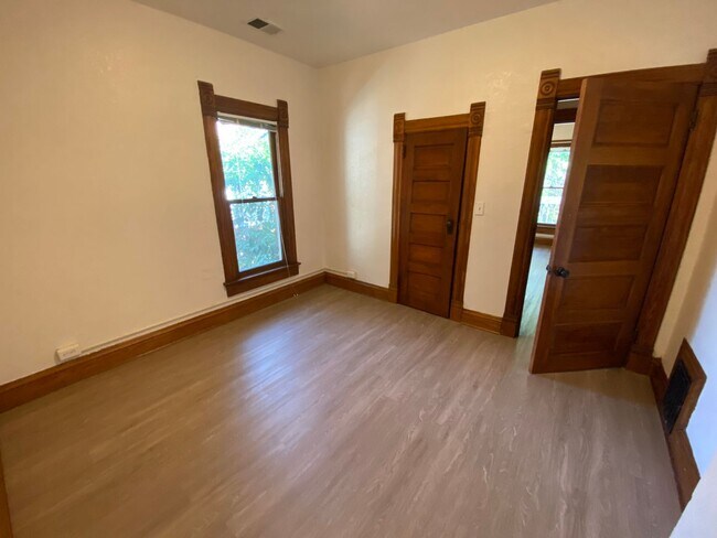 Building Photo - 2110 Grove Cir W