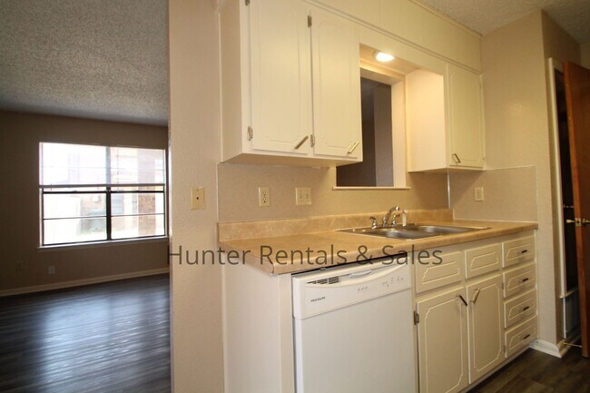 Building Photo - Updated 2-Bedroom Townhome with Modern Fin...