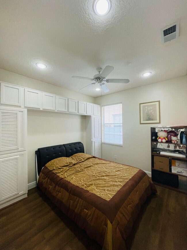 Building Photo - 5536 Burlwood Dr