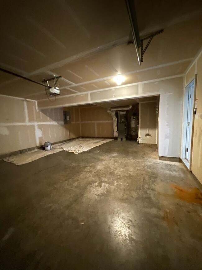 Building Photo - 3 Bedroom Single Family Home - South Side of Lafayette